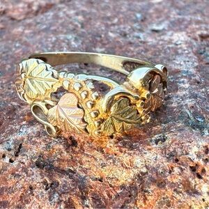 Elegant Black Hills Gold, 10 Karat Solid Gold Leaf and grapes Ring